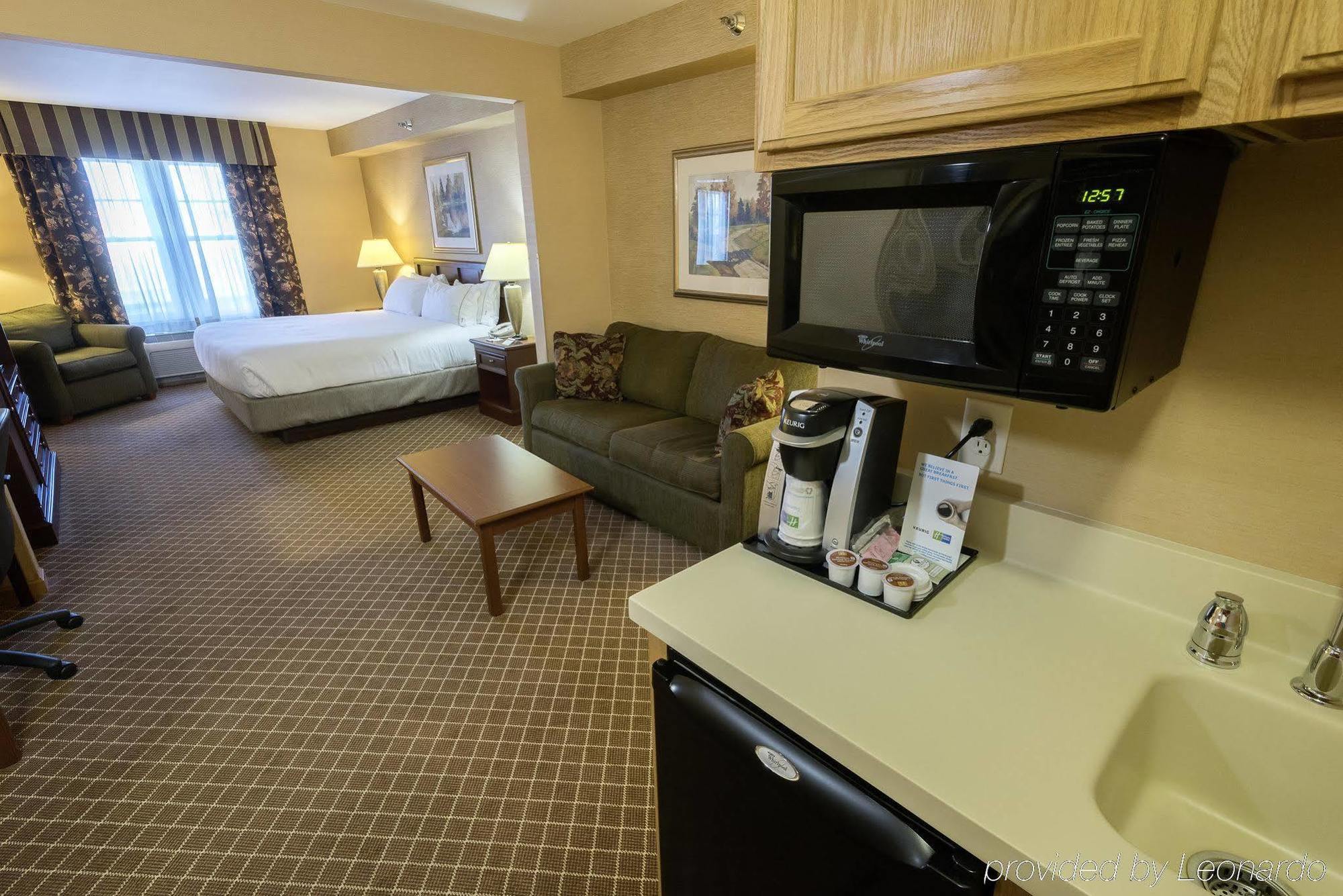 Holiday Inn Express & Suites Iron Mountain, An Ihg Hotel Bagian luar foto